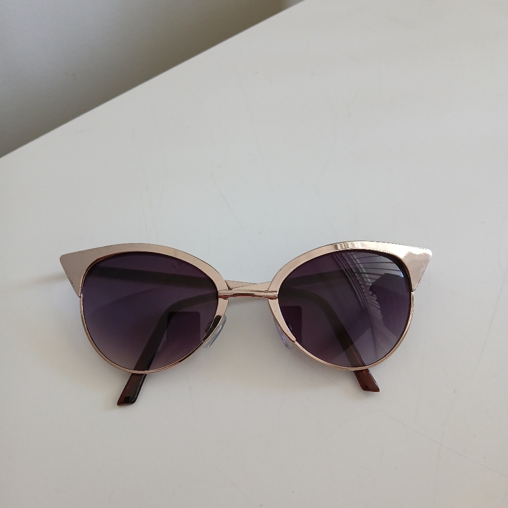 Gold Cat Eye Aviator-Inspired Sunglasses with Sleek Design